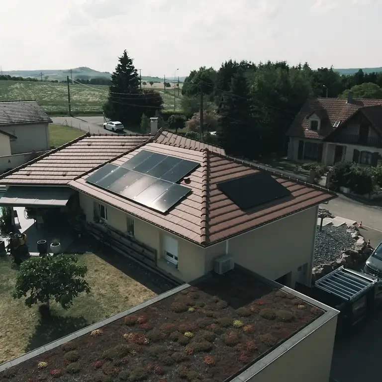 Vue aérienne toiture panneaux solaires